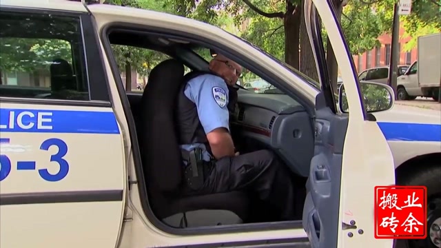 国外搞笑恶作剧:警车的副驾位置好坐吗哈哈哈哈