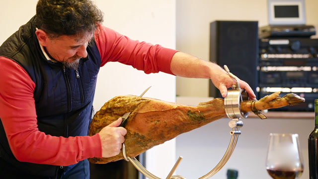 西班牙人把火腿吃成艺术表演,皇家御用切片师技术太6了