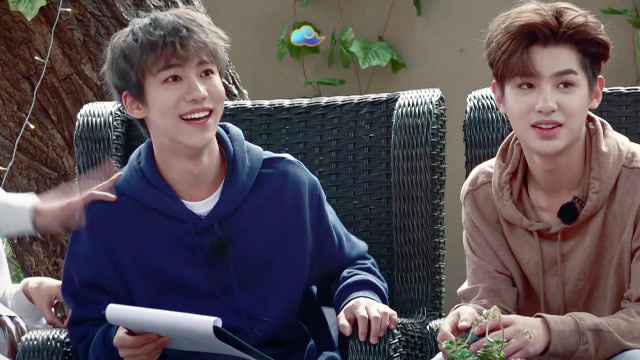 宝宝心里苦,李权哲玩歌词接龙,有黄明昊在旁提示还出错