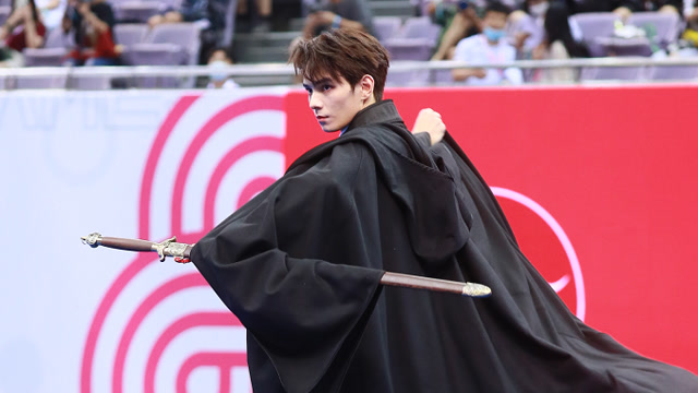 男子武术:何昶希黑衣帅气舞剑