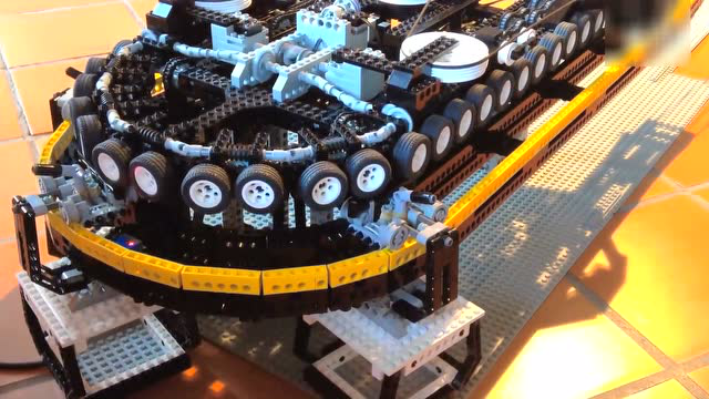 乐高积木搭建的缆车