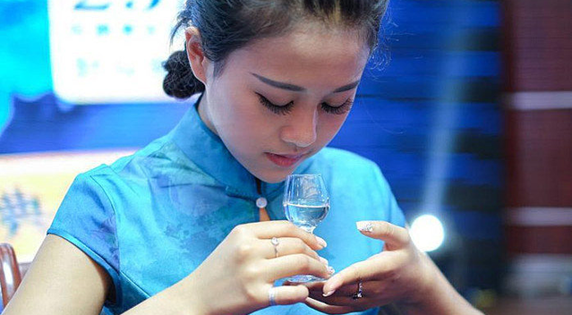 贵州美女品酒师,颜值高酒量好,引来众人围观!