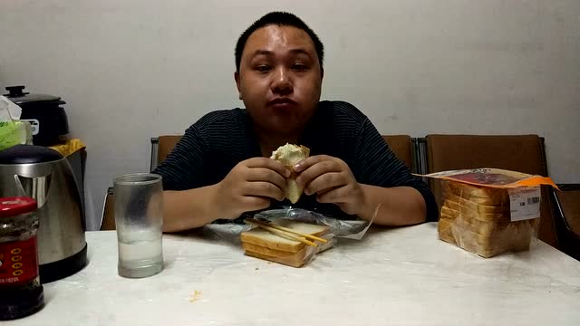 农村大表哥吃货美食面包白吐司夹老干妈辣椒酱