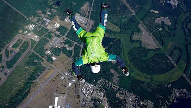 花样作死!外国男子不带降落伞从7600米高空跳下