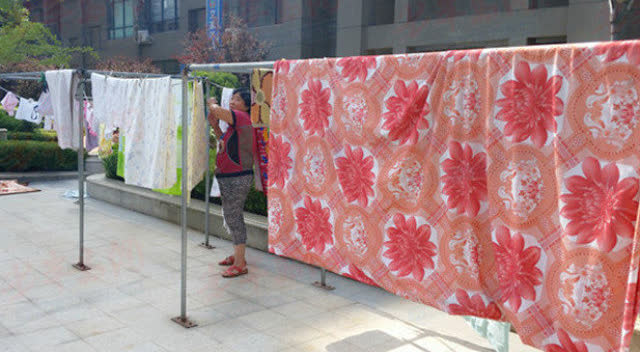 晾床单被罩这样做,既不占地又容易干!