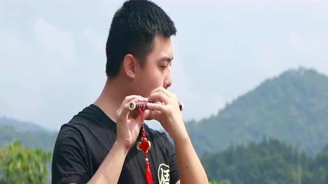 福建新东方烹饪学校学子笛子吹奏精忠报国