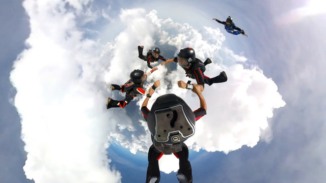 全景拍摄多人高空跳伞穿越云端