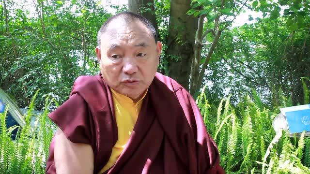 洛噶法王为考生信众祈福加持