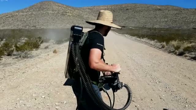 手提式加特林 开火的后坐力连壮汉都受不了