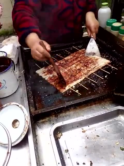 学校门口的小吃摊,一元一串,一天能卖上千串