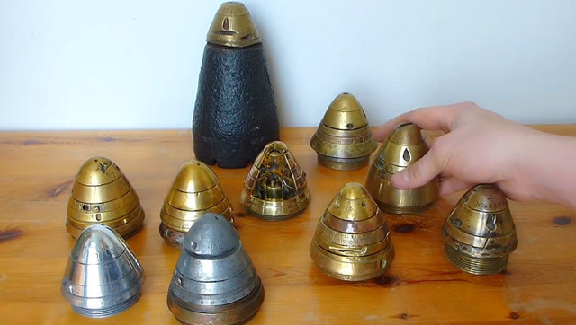 没事干,冒险拆开一颗炮弹的引信,个头越大越危险