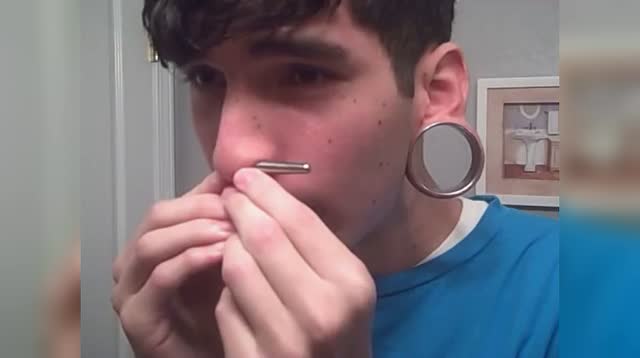 印度网红小鲜肉靠直播戴超大耳环和鼻环吸了不少粉丝