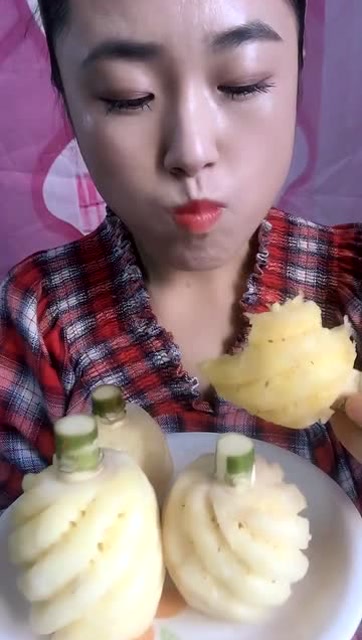 美眉大口吃小菠萝,这速度简直了,吃起来就是过瘾啊