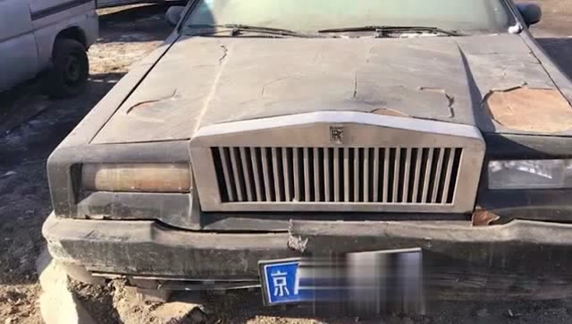 最牛僵尸车!劳斯莱斯被弃街头当仓库,网友:明明是雪弗兰!