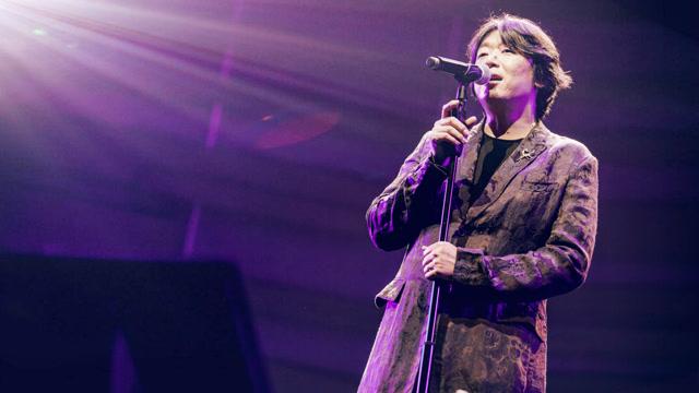 老狼在美国开演唱会,和叶蓓同唱《白衣飘飘的年代》观众掌声雷动