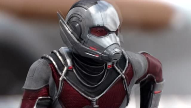 蚁人变成超级大个子 但是还是改不了他搞笑的性格