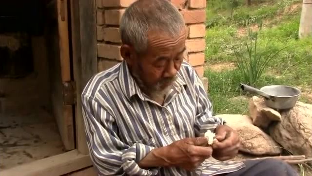 乡村孤独老人吃鸡蛋情景,令我们每一个人都心酸