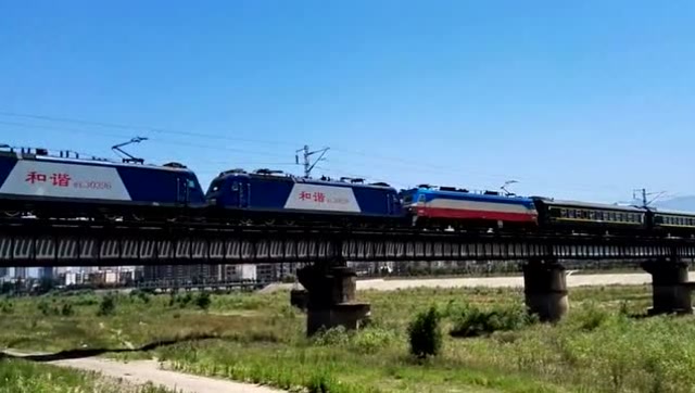 宝成铁路上的火车 三机牵引的k1364次翻越秦岭后接近宝鸡站