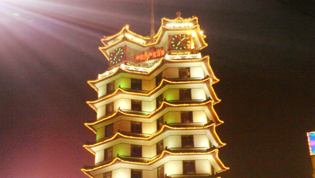 航拍雄伟壮观的——河南二七纪念塔