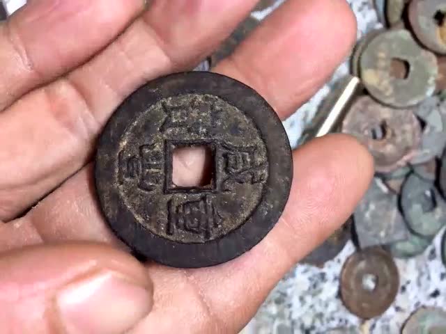这枚铜钱有巴掌大,很多农村都有,别扔了能当传家宝!