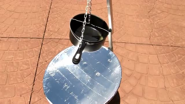 牛人用卫星锅自制太阳能锅,煎鸡蛋超快的!