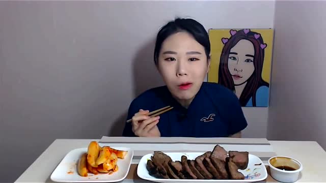 韩国美女大胃王卡妹,吃一大盘牛肉,蘸着调料吃起来非常香