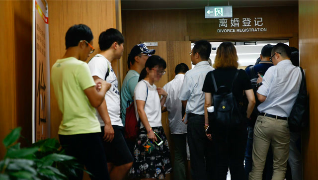 刚过完年民政局门口就排起了离婚长龙,感情破裂的原因何在?