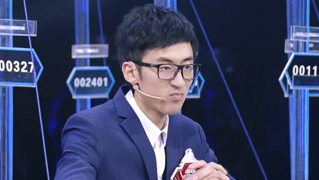 梁紫晨脱鞋应战 徐萌轻松自如摇晃身体