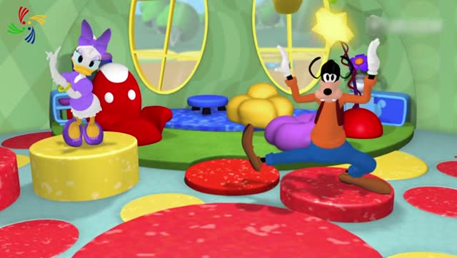 米奇妙妙屋:黛丝和高飞一块在屋子中高兴地跳着舞蹈