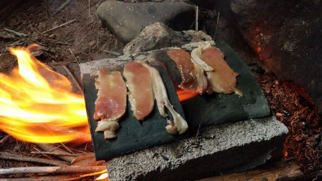 农村小伙做的瓦片烤肉,看着都在流口水