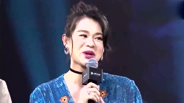 胡杏儿挺着大肚子上台,主持人的问题问的太直接,全场都尴尬了