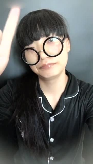 斯文的四眼妹,一化完妆整个气场变得夜场