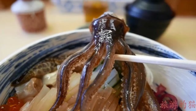 疯狂的日本食物之生吃活章鱼,话说师傅厨艺不错哦
