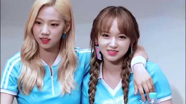 宇宙少女:程潇和孟美岐之间的互动太可爱了!