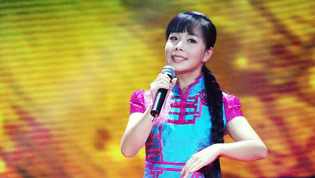 王二妮一首典山西民歌《桃花红杏花白》,唱的声情并茂真好听