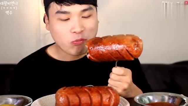 韩国大胃王饭量不一般,吃2块超大维也纳香肠,小啤酒喝起来