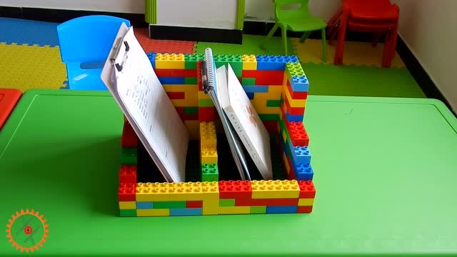 乐高积木搭建的书立,简单形象,小朋友们都会用到,动手试试吧!