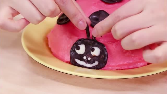 《小伶玩具》可爱的七星瓢虫蛋糕diy!看起来好好吃