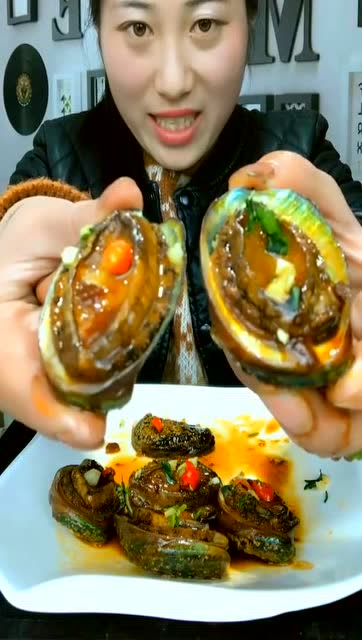 吃播,美女大口吃鲍鱼,这一口闷吃得过瘾,看饿了