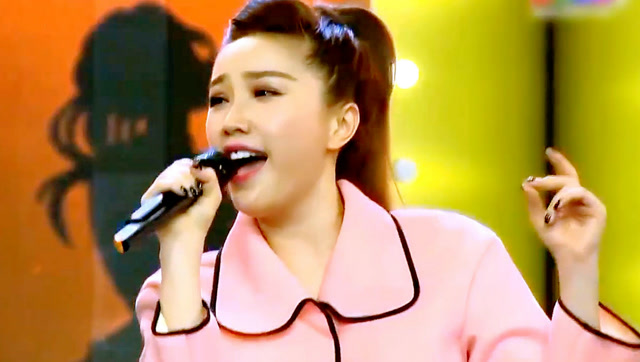 越南歌手现场翻唱《不得不爱》, 小姐姐唱得不输原唱!