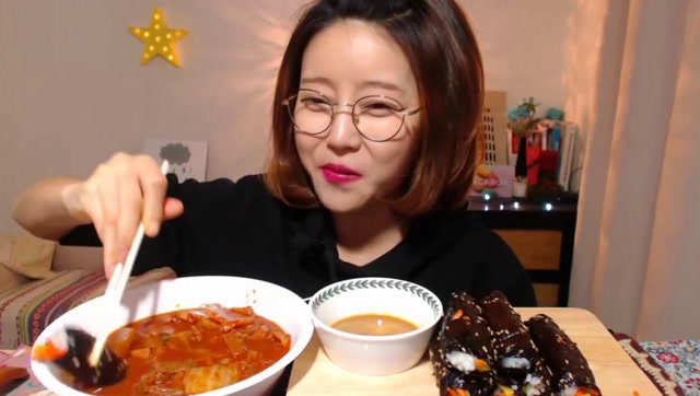 韩国美女吃紫菜包饭卷,蘸着泡菜汁才更美味