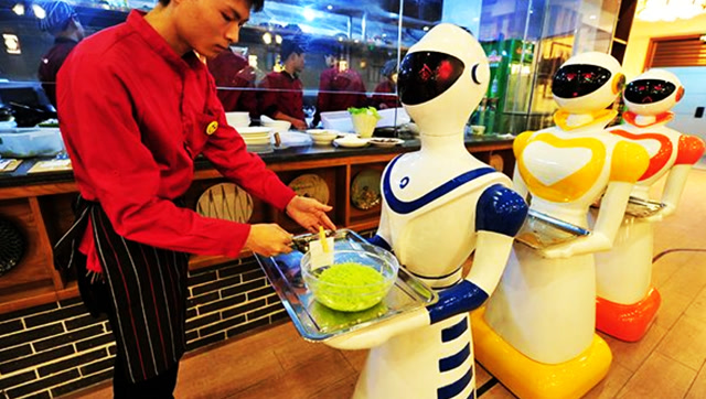 全国首家机器人餐厅,炒菜上菜都由机器人代劳,服务员要退休了吗?