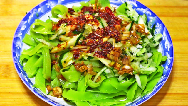 蔬菜凉皮,学会这个小窍门,不用洗面,3分钟做一大盘q弹开胃凉皮