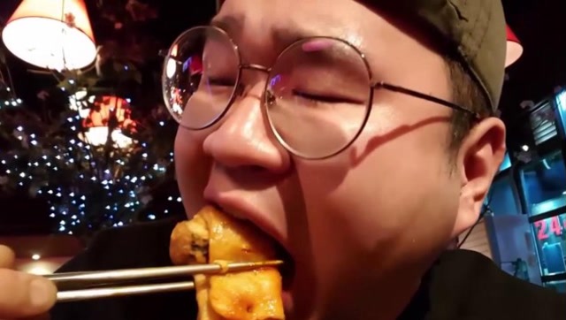 大胃王大叔吃火锅,奶酪香肠,五香内脏,一种比一种吃得香,看馋人