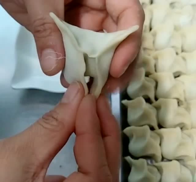慢动作包饺子的教程,双手一捏再一折,包的饺子再也不担心露馅了