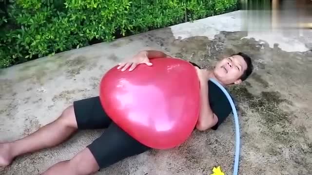 巨大水气球放在肚皮上,爆炸的时候肚子疼吗