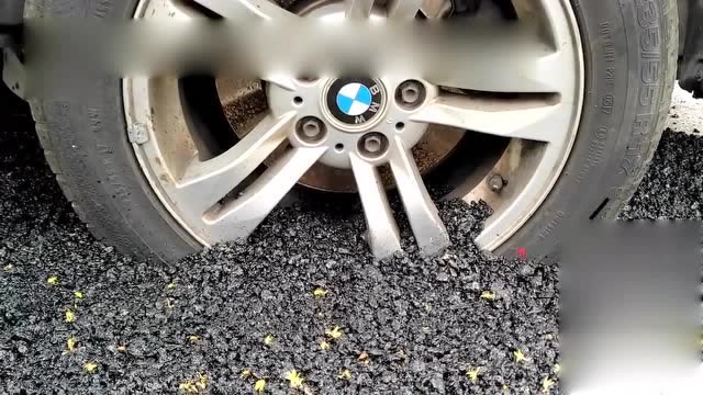 宝马违停路边,遭沥青铺路时"活埋"