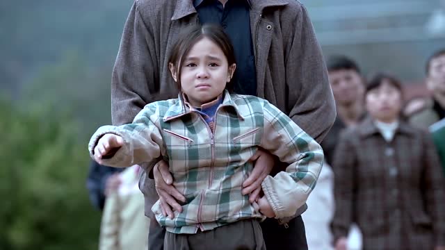 鸡毛飞上天:小玉追着王旭的车子,王旭决定留在灾区太感人了!