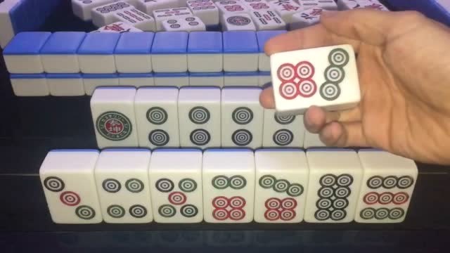 刚学着玩麻将,只知道胡三六九筒,摸到七筒就不会打了