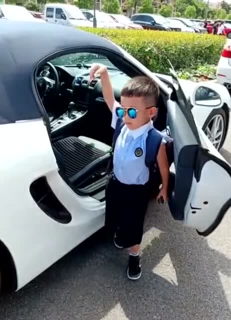 宝贝开学了,妈妈开豪车送他上学,网友:含着金汤匙的孩子